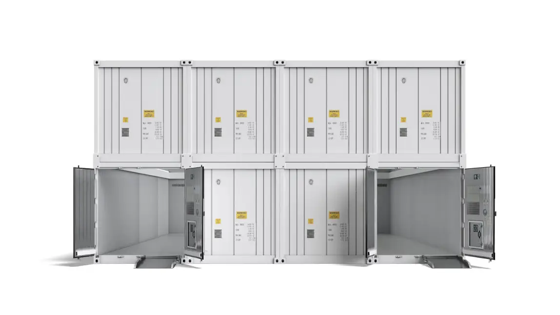 Contêineres modulares de armazenamento refrigerado Arctic MegaStore mostrados em configuração empilhada com acesso por rampa.