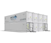 Contêineres modulares de armazenamento refrigerado Arctic MegaStore mostrados em configuração empilhada com acesso por rampa.