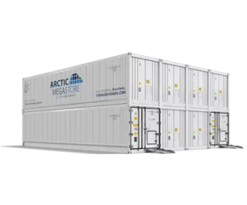 Contêineres modulares de armazenamento refrigerado Arctic MegaStore mostrados em configuração empilhada com acesso por rampa.