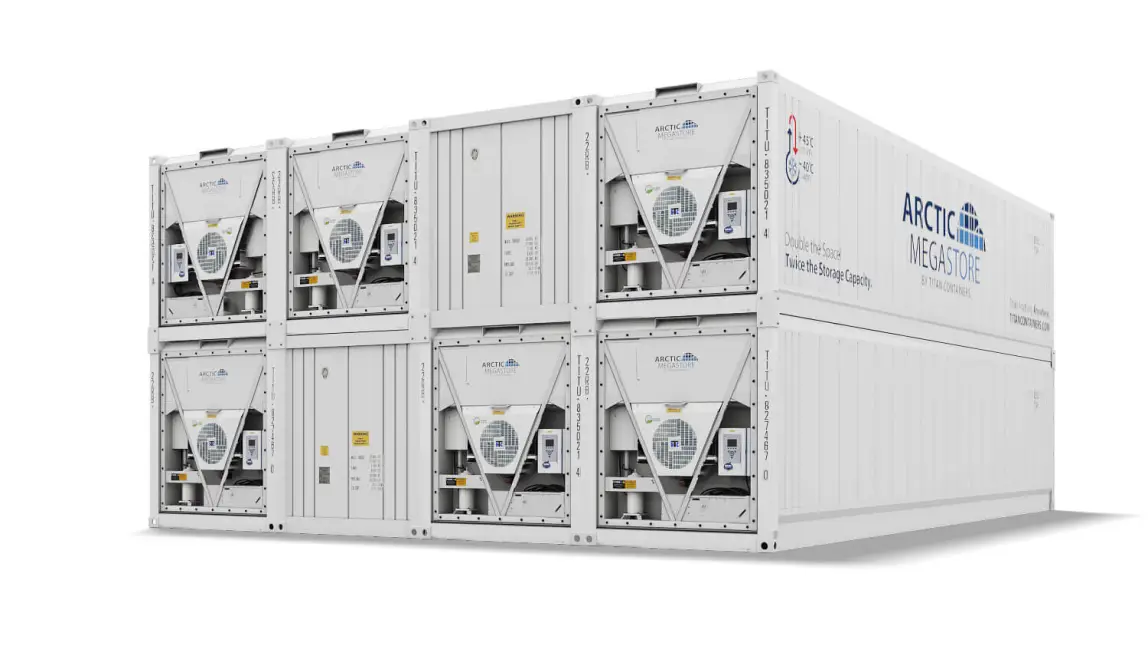Contêineres modulares de armazenamento refrigerado Arctic MegaStore mostrados em configuração empilhada com acesso por rampa.
