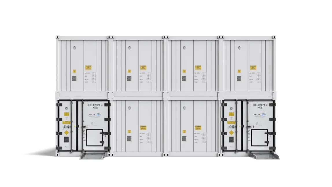 Contêineres modulares de armazenamento refrigerado Arctic MegaStore mostrados em configuração empilhada com acesso por rampa.