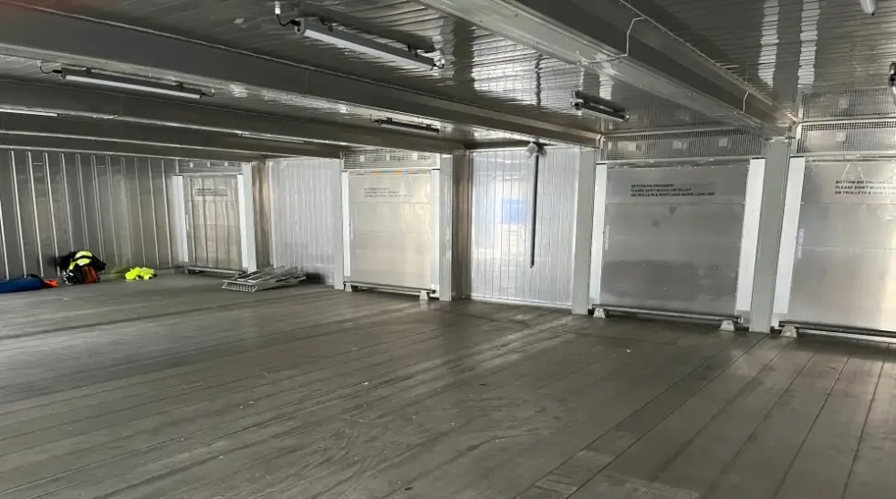 Instalação modular de contêineres refrigerados formando uma unidade SuperStore