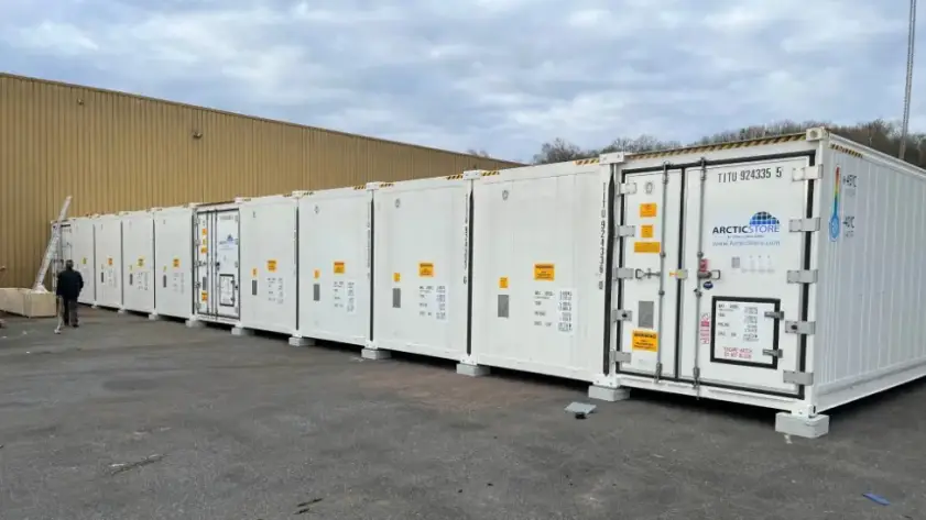 Instalação modular de contêineres refrigerados formando uma unidade SuperStore