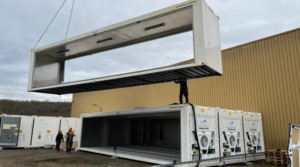 Instalação modular de contêineres refrigerados formando uma unidade SuperStore