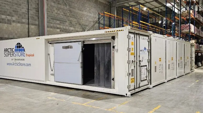 Instalação modular de contêineres refrigerados formando uma unidade SuperStore